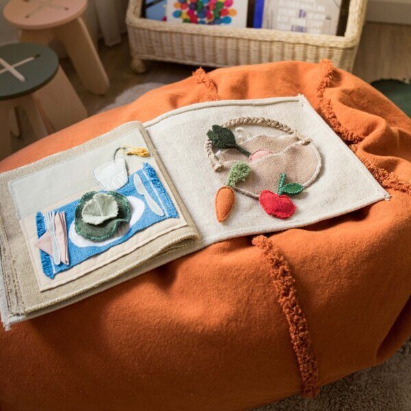 Livro textil  “Crianças incríveis comem saudável” 30 x 27 cm